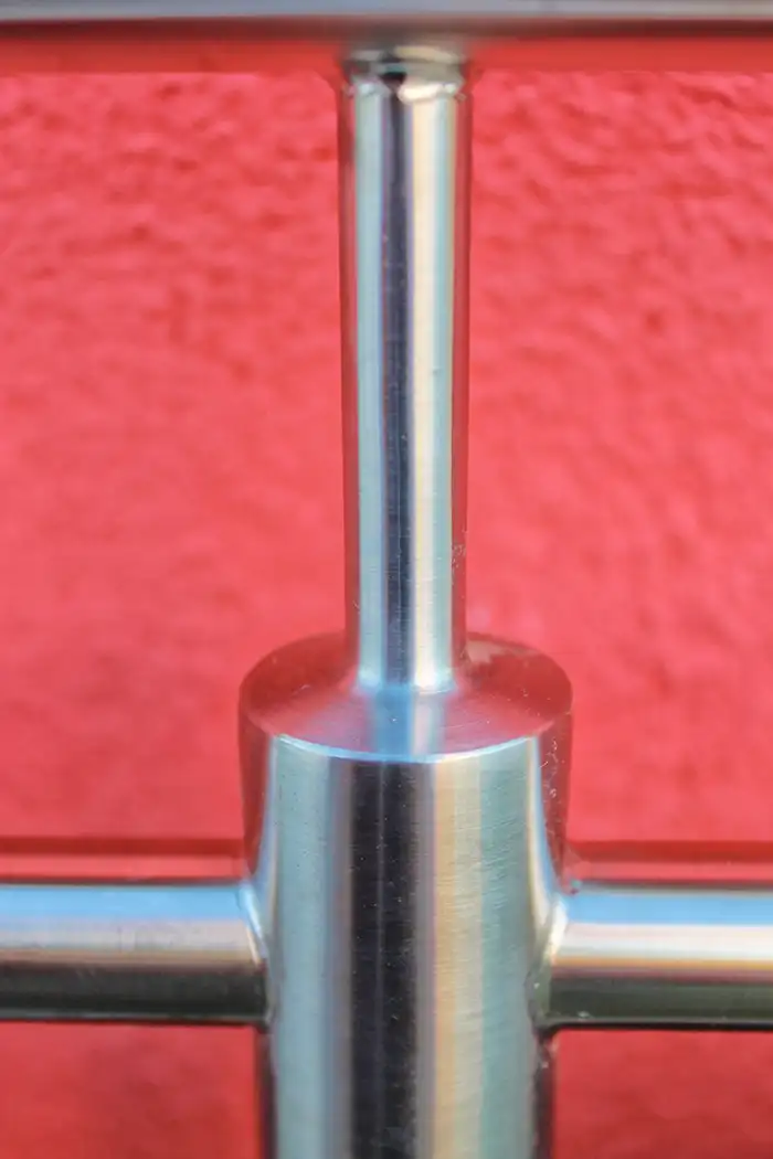 Präzisionsgefertigte Edelstahlverbindung mit gedrehter Stütze und Querstrebe – Detailansicht